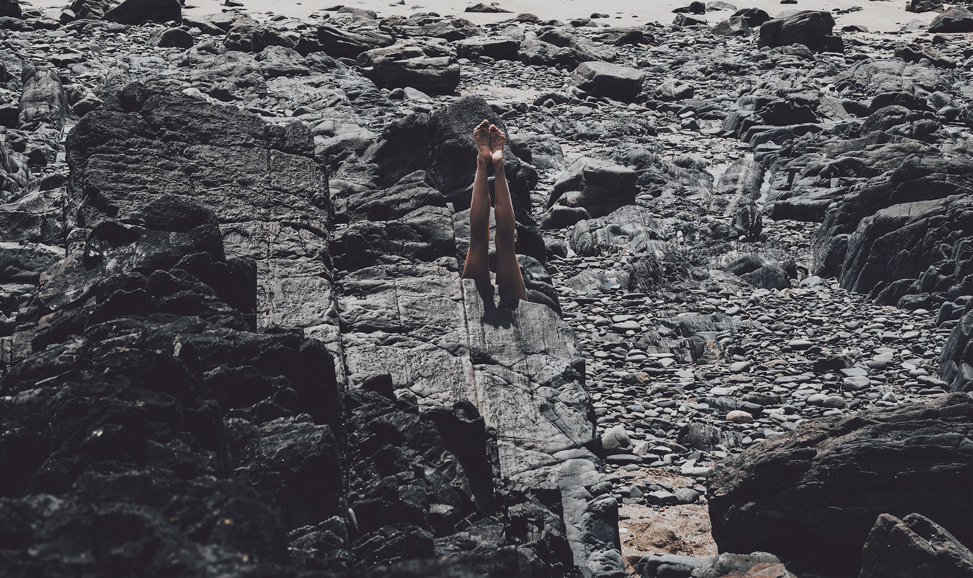 femme nue roche grise