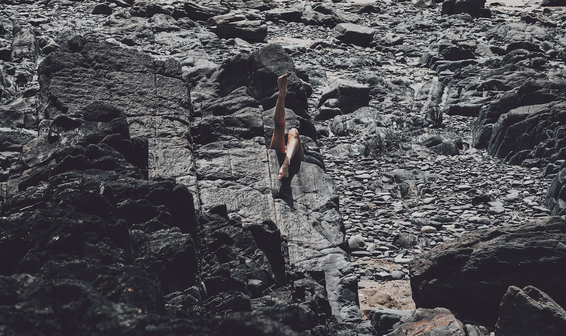 femme nue roche grise